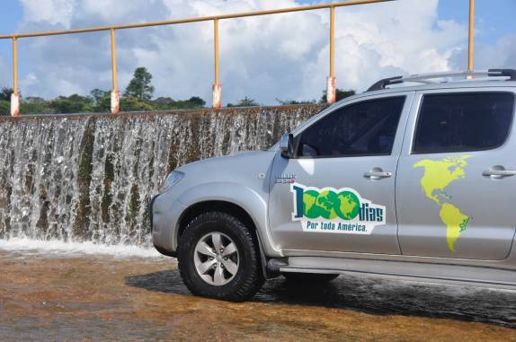 Fiona atravessando a Cachoeira do Boi Morto, em Ubajara - CE